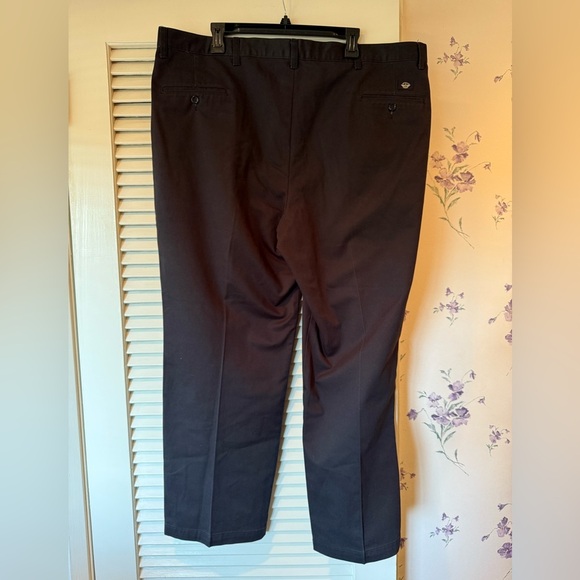 Dockers No Wrinkle Twill Classic Fit Pleated Pants in Size 44x30 - Picture 8 of 9
